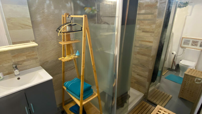 Salle de bain  à l'italienne équipée